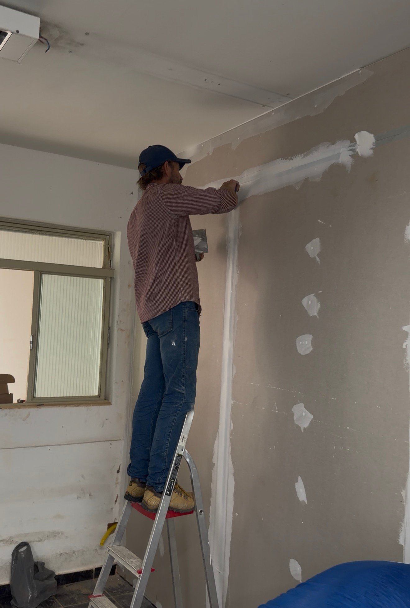 Acabamento de pintura em canto de parede